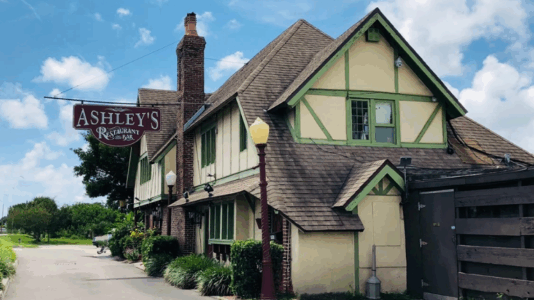 Florida’s Haunted Restaurants & Bars With Ghost Stories You’ll Love Discovering
