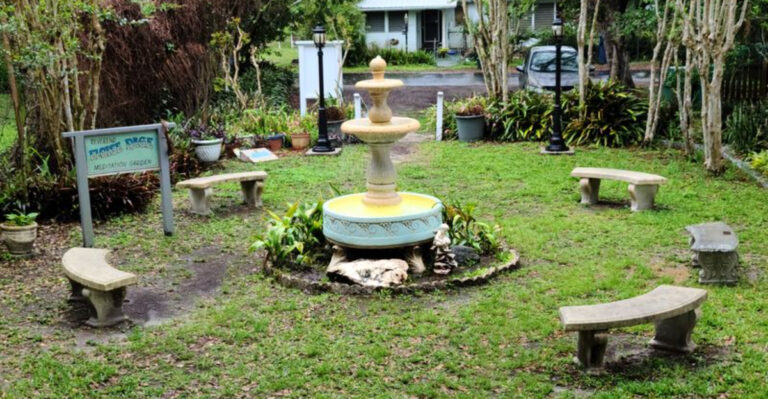 This Retro Florida Roadside Stop Still Looks Exactly Like It Did Decades Ago