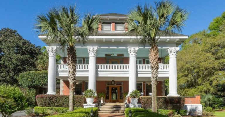 This Tiny Old Florida Town Near Gainesville Feels Like a Time Capsule