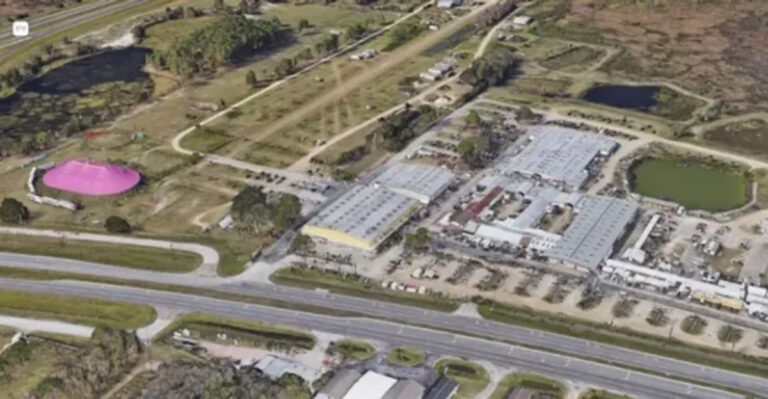 Antique Lovers, You Need To See This Gigantic Indoor Flea Market In Florida