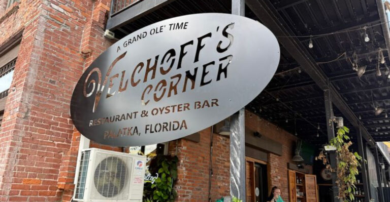 Fresh Oysters, River Views, And Live Music Make This Palatka Spot Unforgettable
