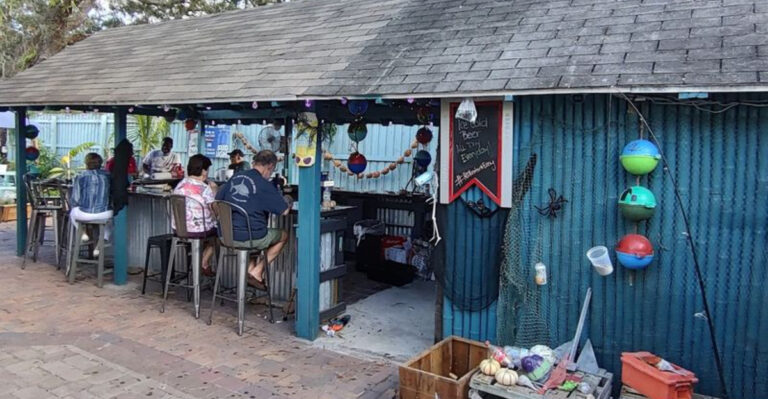 St. Pete’s “Old Florida” Seafood Hideout Locals Don’t Share on Social Media