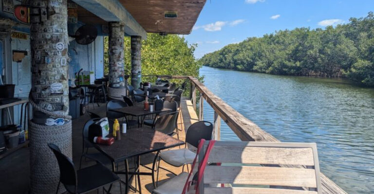 There’s A Funky Dive Bar In Florida With Seafood That’s Absolutely Worth The Trip