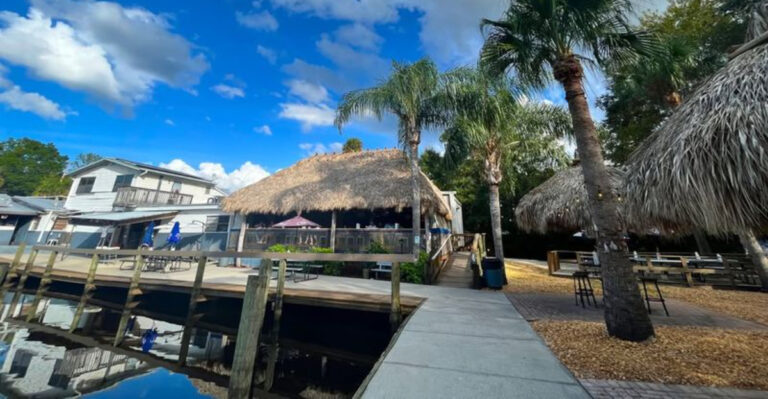 This Laid-Back Florida Seafood Spot Is a Hidden Gem Locals Can’t Stop Talking About