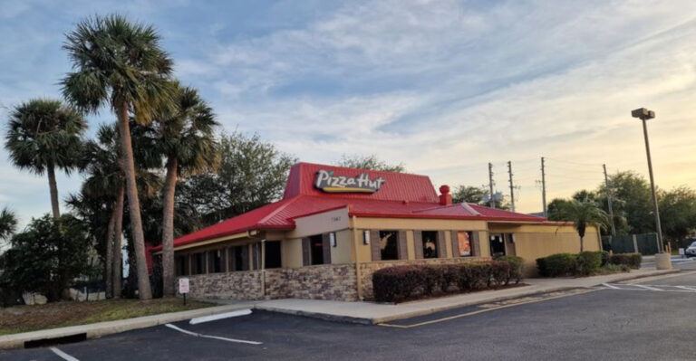 This Rare Florida Pizza Hut Still Offers the Full Dine-In Throwback Experience