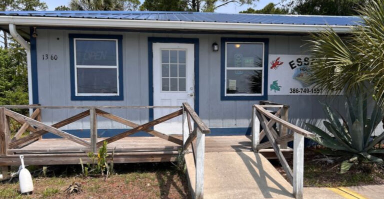 This Tiny Restaurant In Florida Has Fried Clams So Good, They’re Worth The Drive