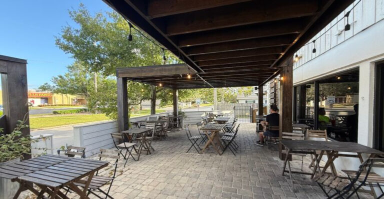 Locals Say This Orlando Pizza Parlor Is the Best in the State