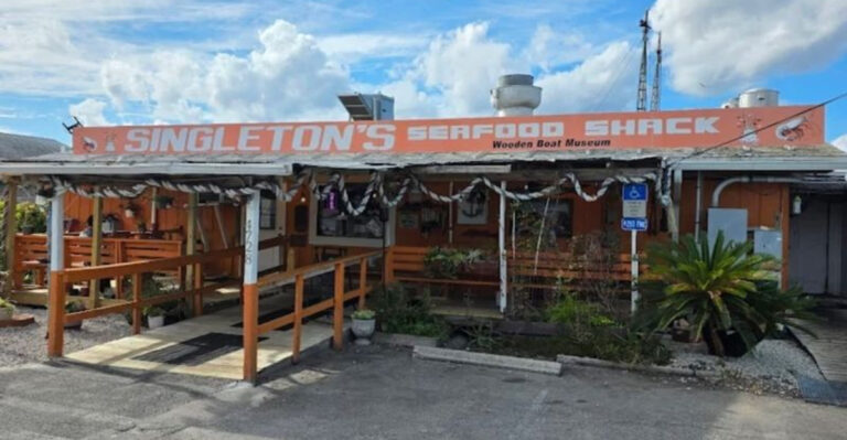 This Florida Seafood Shack Has Been Serving Fresh Mayport Catch by the Water Since 1969