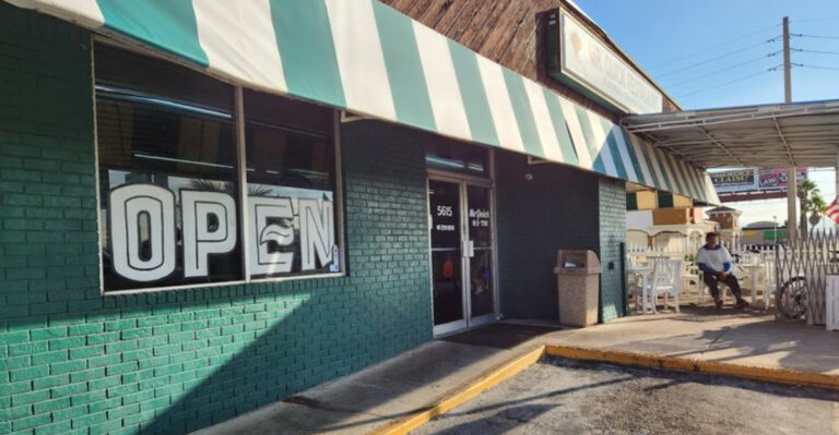 This Small-Town Florida Diner Has Cheeseburgers Everyone’s Talking About