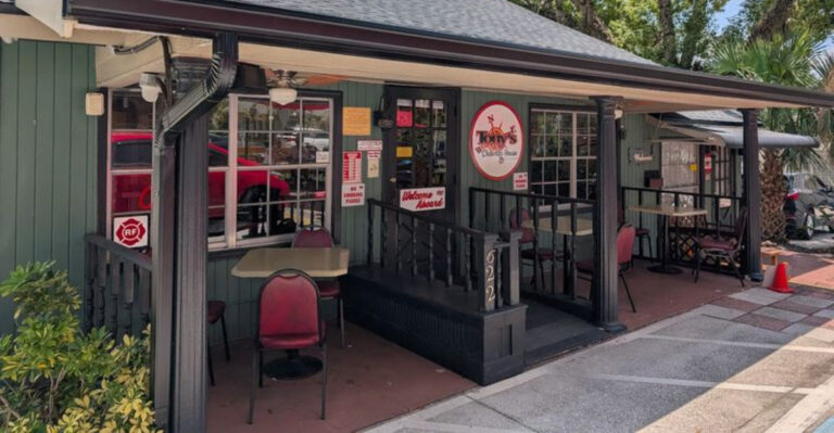 People Cross Florida for the Clam Chowder at This Beloved Local Spot