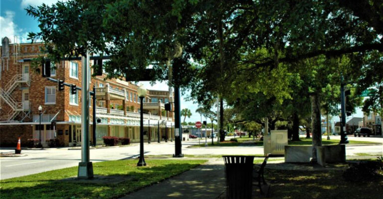 This Florida Lake Town Offers Retirees an Affordable Upgrade From Life Up North