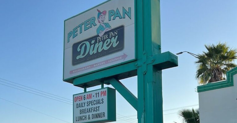 This Old-School Florida Diner Makes Chicken Wings That Have A Cult Following