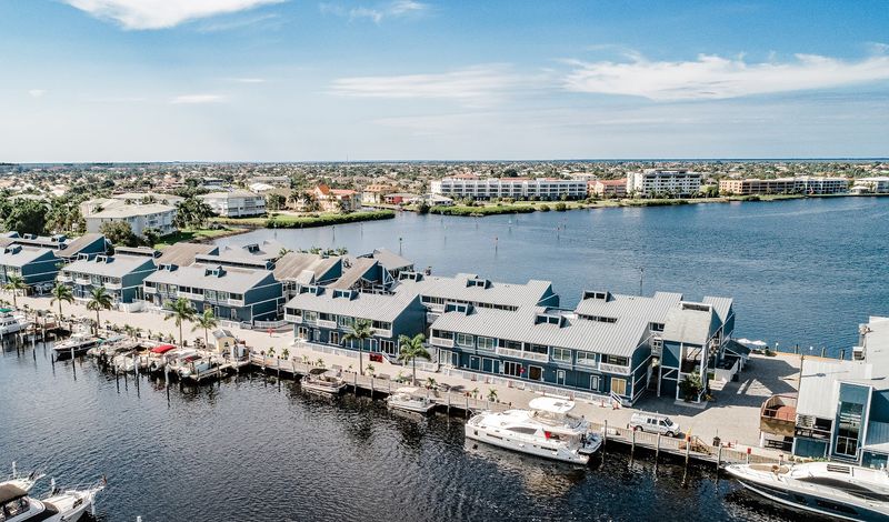 Waterfront Living and Boating Paradise