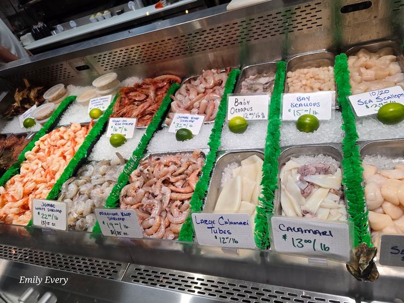 Stone Crab Season Brings Out the Regulars