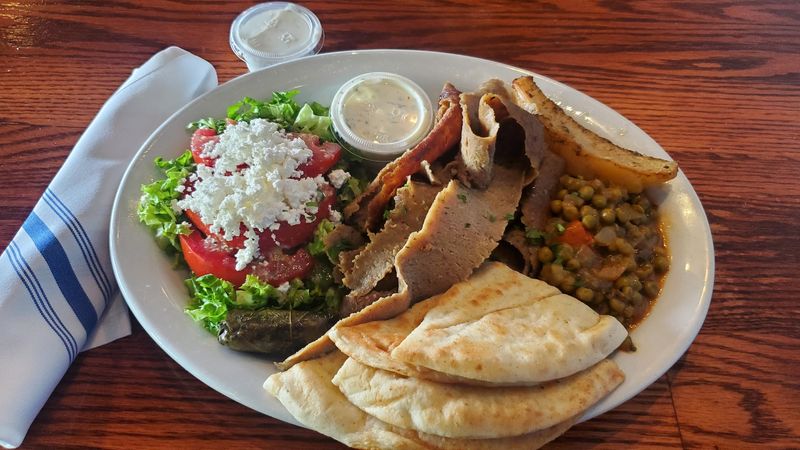 The hummus and bread that kick off the meal right