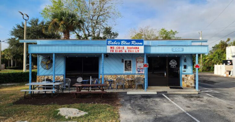 Florida’s Best Buffalo Wings Are Hiding Inside A Tiny Dive Bar You’d Probably Drive Right Past