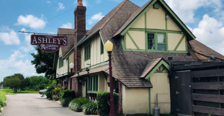 Florida’s Most Haunted Restaurant Is Still Open, and the Stories Are Seriously Creepy