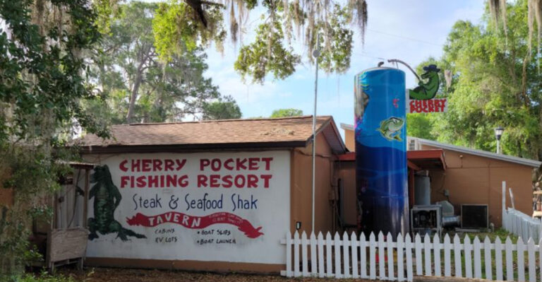 Hidden Deep In Central Florida Is a Restaurant With Pure Old Florida Vibes