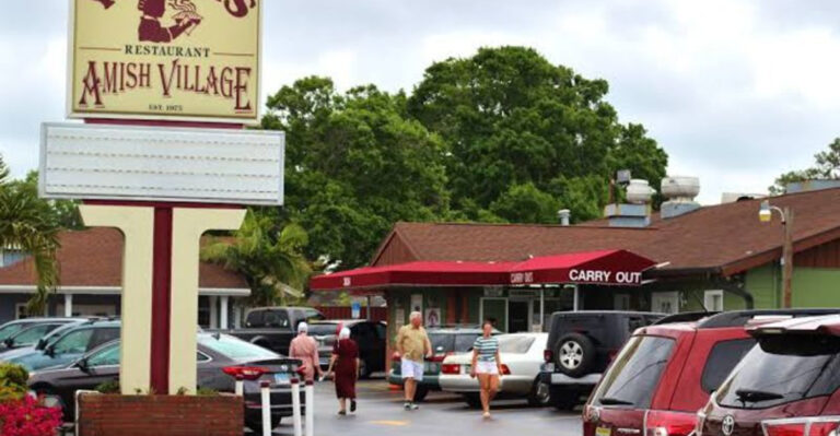 People Drive From All Over Florida To Eat At This Famous Amish-Style Bakery And Market
