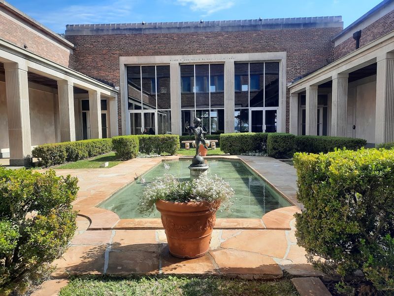 Convenient Amenities Including Cafe and Gift Shop