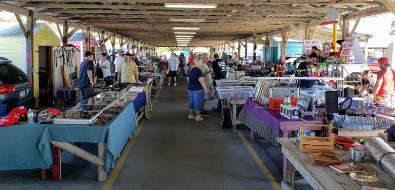 This Massive Florida Flea Market Has Food Courts, Hundreds Of Vendors, And Endless Bargains