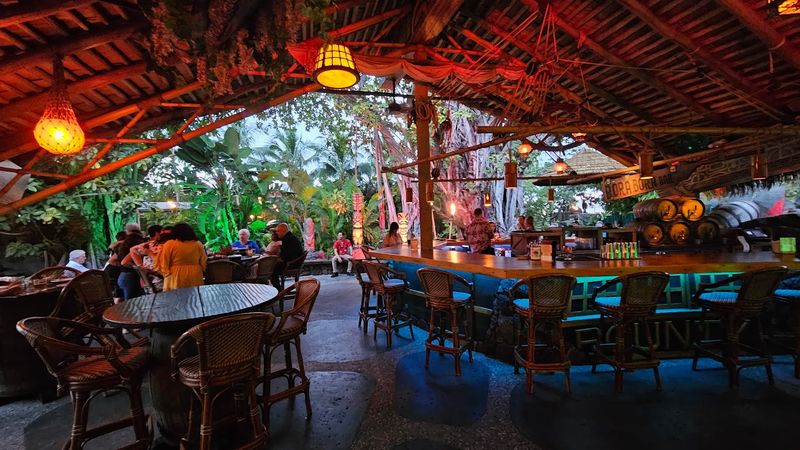 Immersive Tropical Atmosphere with Stunning Vintage Decor