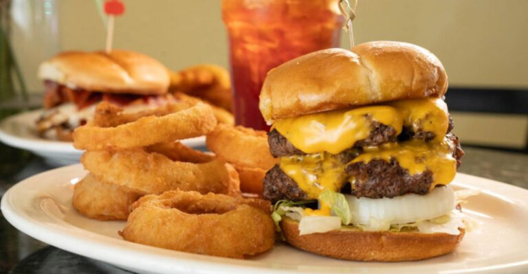 Don’t Leave Florida Without Trying The Famous Cheeseburger At This Restaurant