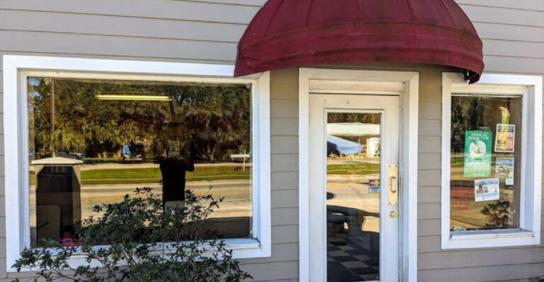 Everyone in Florida Should Try the Fried Chicken at This Tiny Restaurant
