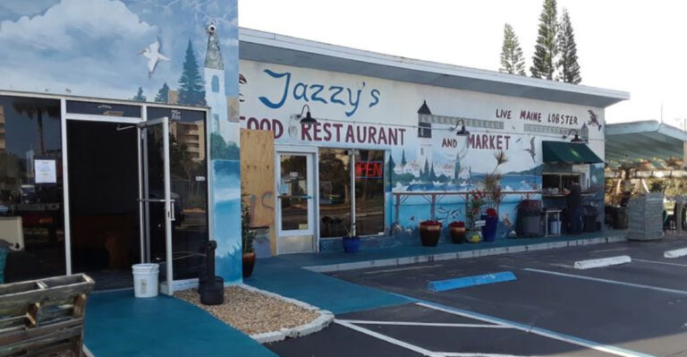 Locals Can’t Get Enough Of The Lobster Rolls At This Family-Owned Cocoa Beach Eatery
