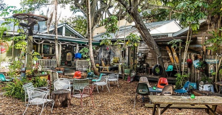 This Florida Seafood Restaurant Serves the Kind of Apple Pie You Think About for Days