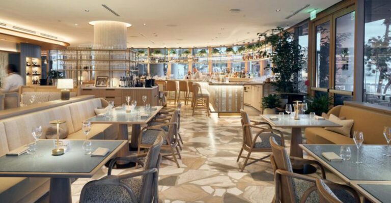 This Florida Waterfront Restaurant Is So Good, Locals Try To Keep It Quiet
