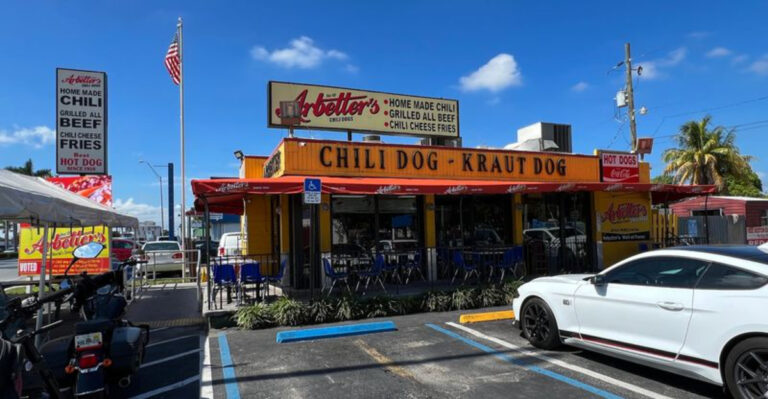This No-Frills Florida Restaurant Serves Chili Dogs Locals Swear By