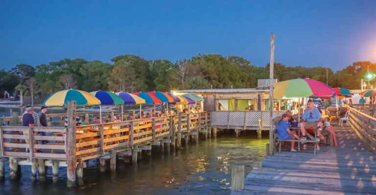 We Found A No-Frills Florida Seafood Spot Serving Gumbo Worth The Road Trip