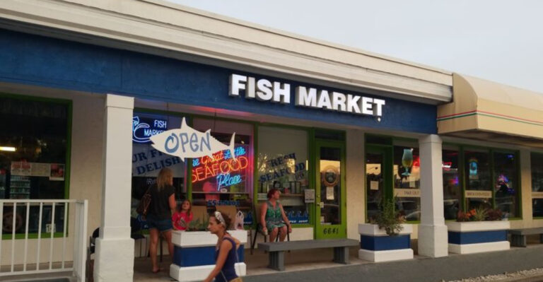 10 Florida Gulf Coast Seafood Restaurants That Still Feel Like Local Secrets