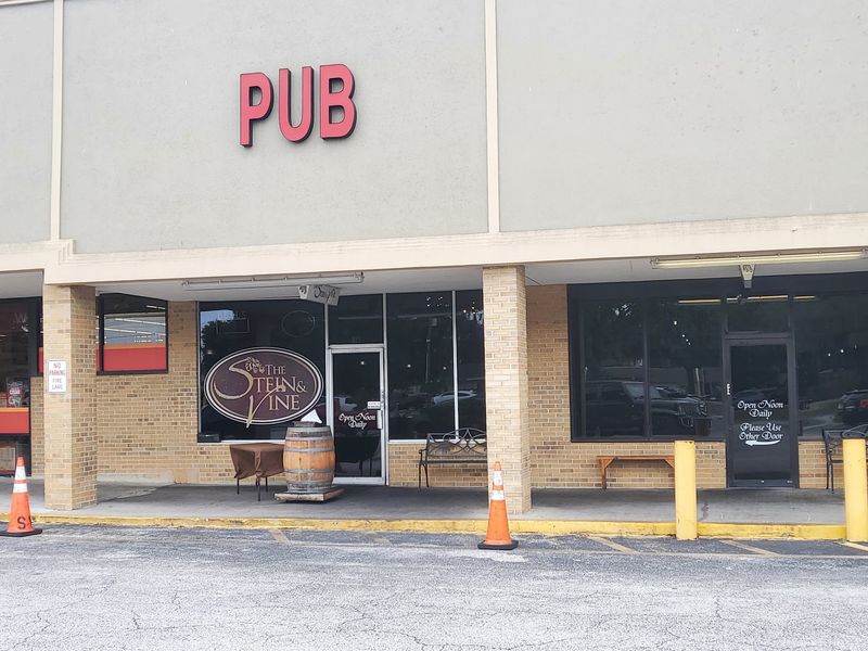 A Strip Mall Hideaway That Defies All Expectations