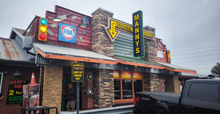 Locals Happily Wait An Hour To Eat At This Legendary Florida Restaurant