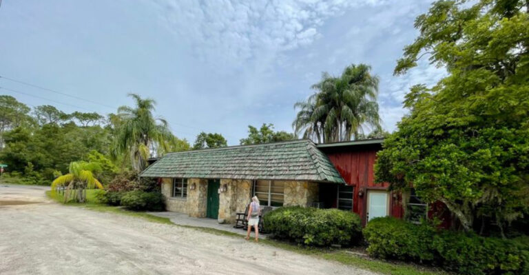 Only In Florida Will You Find A Restaurant With Its Own Petting Zoo