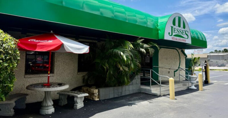 The Prime Rib At This Humble Florida Steakhouse Rivals The Fancy Restaurants