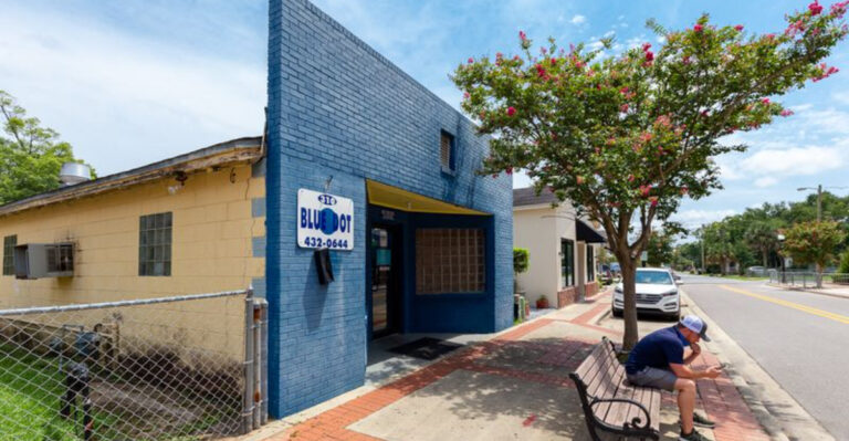 This Florida Cash-Only Burger Joint Has Been Serving Classics Since 1946