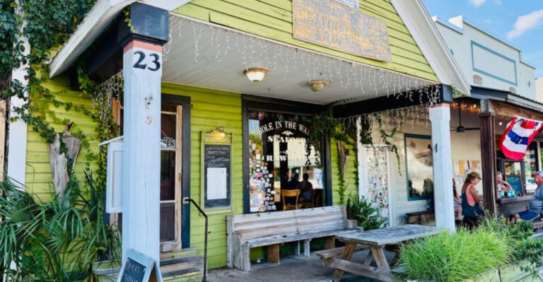This Florida Hole-in-the-Wall Seafood Joint Serves the Kind of Meal You Remember for Years