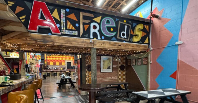 This Florida Pizza Spot Feels Like Stepping Straight Back Into The 2000s