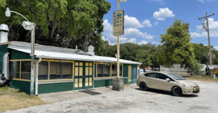 This Historic Florida Restaurant Still Serves BBQ the Old-Fashioned Way