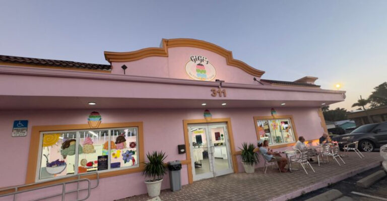 This Small Florida Restaurant Serves Some Seriously Huge Pizzas and Ice Cream Scoops