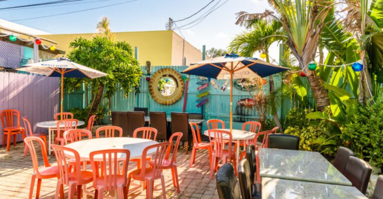 This Tiny Florida Spot Serves A Fish Fry That’s Worth Going Out Of Your Way For