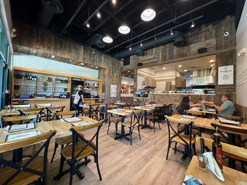 Open Kitchen Design Turns Pizza Making Into Dinner Theater