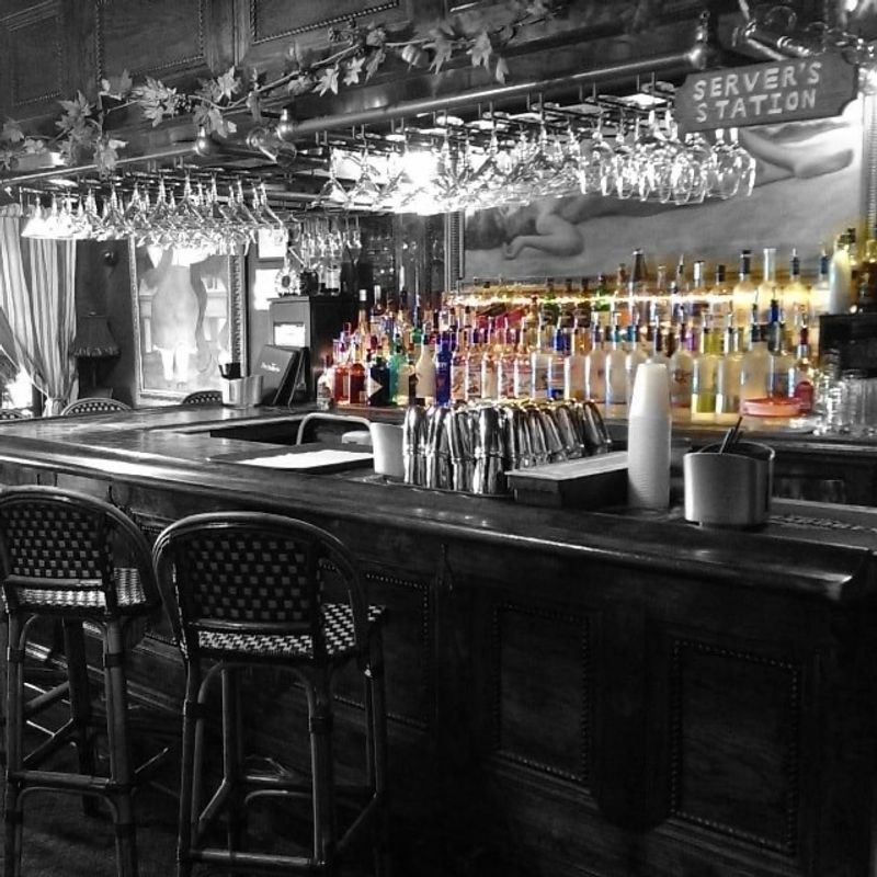 Complimentary Full Breakfast and Nightly Martinis Included