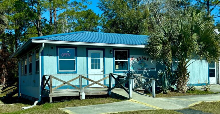 People Drive Across Florida for the Fried Clams at This Tiny Restaurant