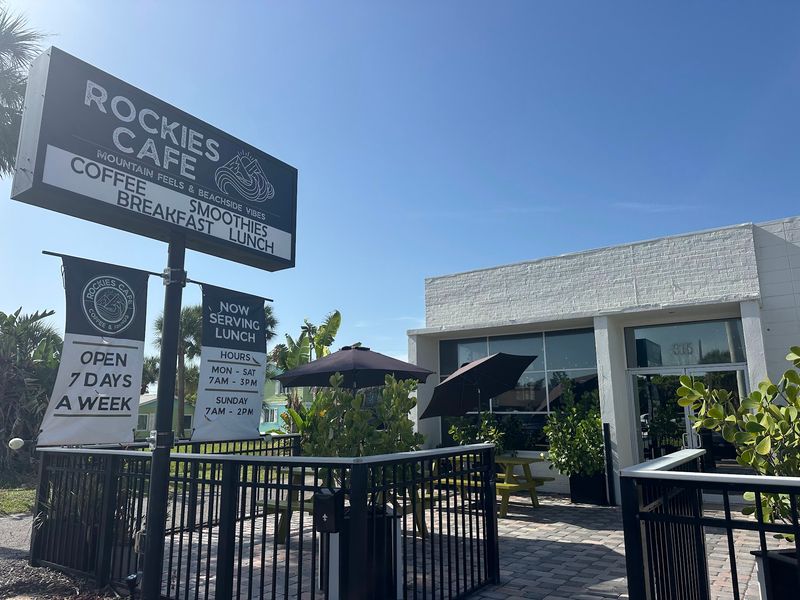 Ocean Avenue Charm Sets the Scene