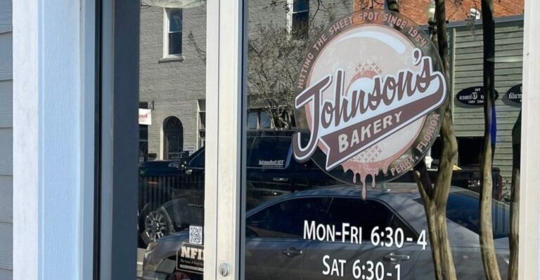 This Old-School Florida Bakery Still Makes Glazed Donuts the Same Way It Did 70 Years Ago