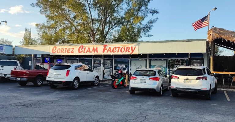 We Found a Florida “Five-Star Dive” With Seafood, Cold Drinks and Live Music